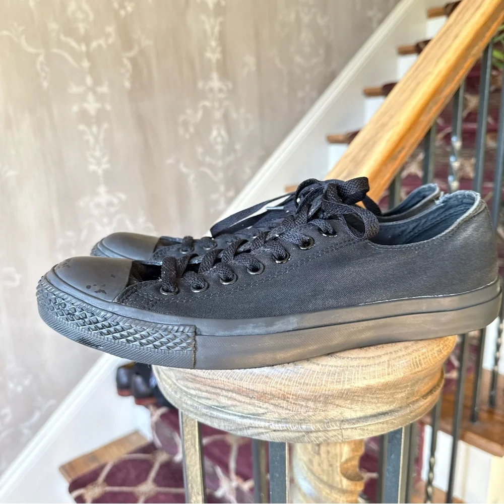 VANS men’s low rise, solid black sneaker size 11 good condition
